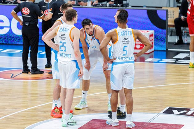 Lorenz Bank (Science City Jena, 25), Alex Herrera (Science City Jena, 41), Chris Carter (Science City Jena, 05), Team, Mannschaft, BMA365 Bamberg Baskets vs. Science City Jena, Basketball, easyCredit BBL, 28. Spieltag, 06.04.2026 BMA365 Bamberg Baskets vs. Science City Jena, Basketball, easyCredit BBL, 28. Spieltag, 06.04.2026 Bamberg Copyright: xEibner-Pressefoto G.xSantemizx EP_EER
