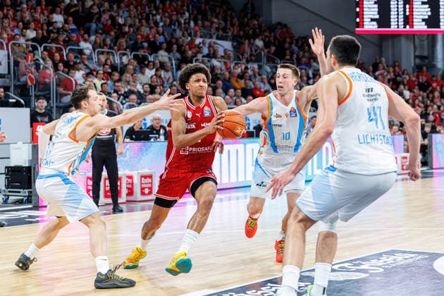 Seikou Sisoho (Science City Jena, 11), Demarcus Demonia (BMA365 Bamberg Baskets, 08), Joe Wieskamp (Science City Jena, 10), Alex Herrera (Science City Jena, 41), BMA365 Bamberg Baskets vs. Science City Jena, Basketball, easyCredit BBL, 28. Spieltag, 06.04.2026 BMA365 Bamberg Baskets vs. Science City Jena, Basketball, easyCredit BBL, 28. Spieltag, 06.04.2026 Bamberg Copyright: xEibner-Pressefoto G.xSantemizx EP_EER