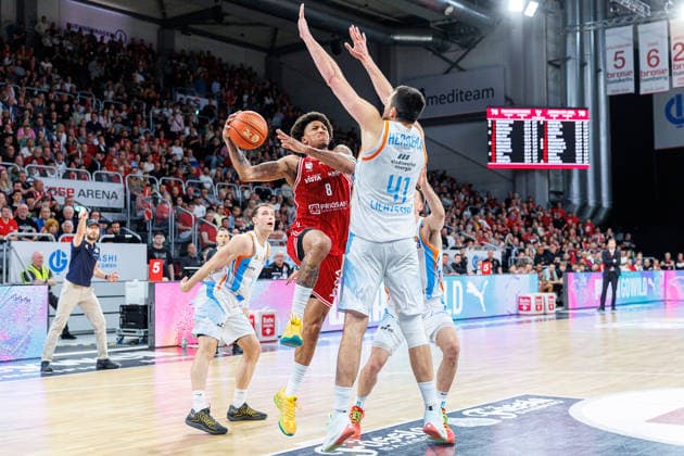 Seikou Sisoho (Science City Jena, 11), Demarcus Demonia (BMA365 Bamberg Baskets, 08), Alex Herrera (Science City Jena, 41), BMA365 Bamberg Baskets vs. Science City Jena, Basketball, easyCredit BBL, 28. Spieltag, 06.04.2026 BMA365 Bamberg Baskets vs. Science City Jena, Basketball, easyCredit BBL, 28. Spieltag, 06.04.2026 Bamberg Copyright: xEibner-Pressefoto G.xSantemizx EP_EER