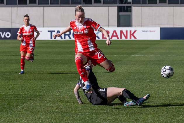 Kampf um den Ball Zweikampf zwischen Julia Debitzki (SGS Essen, 23) und Franziska Kett (FC Bayern Muenchen Frauen, 20) GER, FC Bayern Muenchen Frauen vs. SGS Essen, Fussball, DFB-Pokal, Halbfinale, Saison 2025 2026, 06.04.2026. (DFL DFB REGULATIONS PROHIBIT ANY USE OF PHOTOGRAPHS as IMAGE SEQUENCES and or QUASI-VIDEO). GER, FC Bayern Muenchen Frauen vs. SGS Essen, Fussball, DFB-Pokal, Halbfinale, Saison 2025 2026, 06.04.2026. Muenchen Copyright: xEibner-Pressefoto HeikexFeinerx EP_HFR