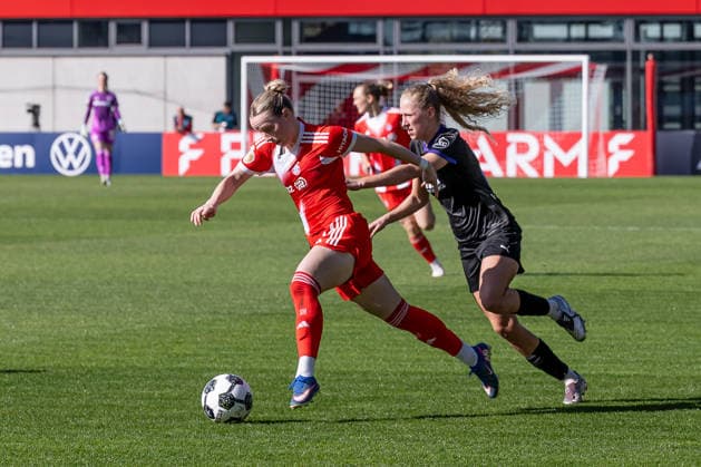 Kampf um den Ball Zweikampf zwischen Franziska Kett (FC Bayern Muenchen Frauen, 20) und Julie Terlinden (SGS Essen, 02) GER, FC Bayern Muenchen Frauen vs. SGS Essen, Fussball, DFB-Pokal, Halbfinale, Saison 2025 2026, 06.04.2026. (DFL DFB REGULATIONS PROHIBIT ANY USE OF PHOTOGRAPHS as IMAGE SEQUENCES and or QUASI-VIDEO). GER, FC Bayern Muenchen Frauen vs. SGS Essen, Fussball, DFB-Pokal, Halbfinale, Saison 2025 2026, 06.04.2026. Muenchen Copyright: xEibner-Pressefoto HeikexFeinerx EP_HFR