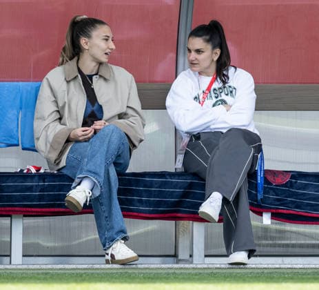 Die verletzten Katharina Naschenweng (FC Bayern Muenchen Frauen, 19) und Jovana Damnjanovic (FC Bayern Muenchen Frauen, 09) in Zivil auf der Bank vor der Partie GER, FC Bayern Muenchen Frauen vs. SGS Essen, Fussball, DFB-Pokal, Halbfinale, Saison 2025 2026, 06.04.2026. (DFL DFB REGULATIONS PROHIBIT ANY USE OF PHOTOGRAPHS as IMAGE SEQUENCES and or QUASI-VIDEO). GER, FC Bayern Muenchen Frauen vs. SGS Essen, Fussball, DFB-Pokal, Halbfinale, Saison 2025 2026, 06.04.2026. Muenchen Copyright: xEibner-Pressefoto HeikexFeinerx EP_HFR