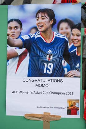 Fanplakat fuer Momoko Tanikawa (FC Bayern Muenchen Frauen, 18) - nicht im Bild - zum Gewinn des Asien Cup 2026 GER, FC Bayern Muenchen Frauen vs. SGS Essen, Fussball, DFB-Pokal, Halbfinale, Saison 2025 2026, 06.04.2026. (DFL DFB REGULATIONS PROHIBIT ANY USE OF PHOTOGRAPHS as IMAGE SEQUENCES and or QUASI-VIDEO). GER, FC Bayern Muenchen Frauen vs. SGS Essen, Fussball, DFB-Pokal, Halbfinale, Saison 2025 2026, 06.04.2026. Muenchen Copyright: xEibner-Pressefoto HeikexFeinerx EP_HFR