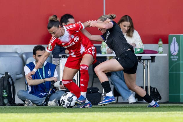 Kampf um den Ball Zweikampf zwischen Arianna Caruso (FC Bayern Muenchen Frauen, 27) und Beke Sterner (SGS Essen, 19) GER, FC Bayern Muenchen Frauen vs. SGS Essen, Fussball, DFB-Pokal, Halbfinale, Saison 2025 2026, 06.04.2026. (DFL DFB REGULATIONS PROHIBIT ANY USE OF PHOTOGRAPHS as IMAGE SEQUENCES and or QUASI-VIDEO). GER, FC Bayern Muenchen Frauen vs. SGS Essen, Fussball, DFB-Pokal, Halbfinale, Saison 2025 2026, 06.04.2026. Muenchen Copyright: xEibner-Pressefoto HeikexFeinerx EP_HFR