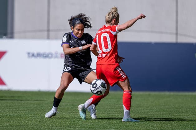 Kampf um den Ball Zweikampf zwischen Ella Emilie Touon Mbenoun (SGS Essen, 32) und Linda Dallmann (FC Bayern Muenchen Frauen, 10) GER, FC Bayern Muenchen Frauen vs. SGS Essen, Fussball, DFB-Pokal, Halbfinale, Saison 2025 2026, 06.04.2026. (DFL DFB REGULATIONS PROHIBIT ANY USE OF PHOTOGRAPHS as IMAGE SEQUENCES and or QUASI-VIDEO). GER, FC Bayern Muenchen Frauen vs. SGS Essen, Fussball, DFB-Pokal, Halbfinale, Saison 2025 2026, 06.04.2026. Muenchen Copyright: xEibner-Pressefoto HeikexFeinerx EP_HFR