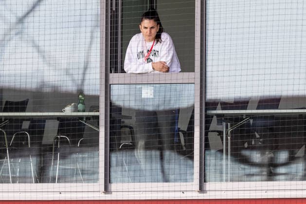 Jovana Damnjanovic (FC Bayern Muenchen Frauen, 09) sieht aus dem Fenster eines Besprechungsraumes beim Spiel zu GER, FC Bayern Muenchen Frauen vs. SGS Essen, Fussball, DFB-Pokal, Halbfinale, Saison 2025 2026, 06.04.2026. (DFL DFB REGULATIONS PROHIBIT ANY USE OF PHOTOGRAPHS as IMAGE SEQUENCES and or QUASI-VIDEO). GER, FC Bayern Muenchen Frauen vs. SGS Essen, Fussball, DFB-Pokal, Halbfinale, Saison 2025 2026, 06.04.2026. Muenchen Copyright: xEibner-Pressefoto HeikexFeinerx EP_HFR