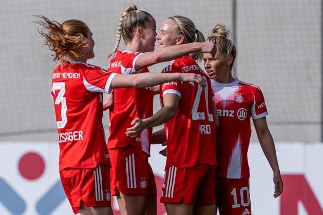 Stine Ballisager Pedersen (FC Bayern Muenchen Frauen, 03), Giulia Gwinn (FC Bayern Muenchen Frauen, 07) und Linda Dallmann (FC Bayern Muenchen Frauen, 10) bejubeln mit Pernille Harder (FC Bayern Muenchen Frauen, 21) deren Tor zum 2:0 GER, FC Bayern Muenchen Frauen vs. SGS Essen, Fussball, DFB-Pokal, Halbfinale, Saison 2025 2026, 06.04.2026. (DFL DFB REGULATIONS PROHIBIT ANY USE OF PHOTOGRAPHS as IMAGE SEQUENCES and or QUASI-VIDEO). GER, FC Bayern Muenchen Frauen vs. SGS Essen, Fussball, DFB-Pokal, Halbfinale, Saison 2025 2026, 06.04.2026. Muenchen Copyright: xEibner-Pressefoto HeikexFeinerx EP_HFR