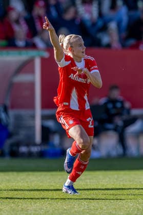 Pernille Harder (FC Bayern Muenchen Frauen, 21) zeigt an, wohin sie den Ball haben moechte GER, FC Bayern Muenchen Frauen vs. SGS Essen, Fussball, DFB-Pokal, Halbfinale, Saison 2025 2026, 06.04.2026. (DFL DFB REGULATIONS PROHIBIT ANY USE OF PHOTOGRAPHS as IMAGE SEQUENCES and or QUASI-VIDEO). GER, FC Bayern Muenchen Frauen vs. SGS Essen, Fussball, DFB-Pokal, Halbfinale, Saison 2025 2026, 06.04.2026. Muenchen Copyright: xEibner-Pressefoto HeikexFeinerx EP_HFR