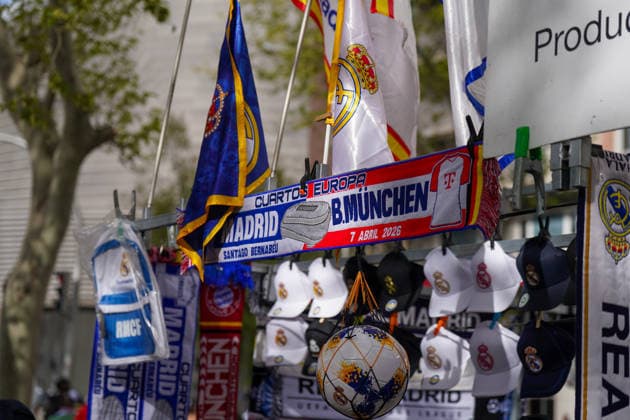 Spanien: Fussball UEFA Champions League 2025 2026, Viertelfinale - Real Madrid vs FC Bayern München - Bernabeu (Madrid): Madrid, Spanien, Europa, Fanartikel, Fußball, UEFA Champions League, Real Madrid, FC Bayern München, Santiago Bernabà u, Viertelfinale, Fanshop, Merchandising, Schal, Fahnen, Caps, Fußball, Straßenverkauf, Sportevent, Fußballkultur, Stadionumfeld, Spieltag, Vereinslogos, Tourismus, Souvenirs, Verkaufstand, Fanartikelverkauf, Sportbusiness, Außenaufnahme Copyright: xJOERANxSTEINSIEKx
