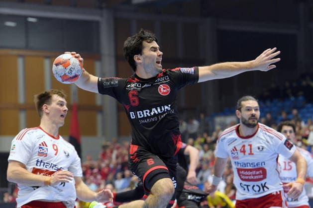 Erik Balenciaga (MT Melsungen 6) beim Wurf; Martin Bisgaard (Fredericia HK 9), Evgeni Pevnov (Fredericia HK 41) (R) , GER, MT Melsungen - Fredericia HK (DEN), Handball, EHF European League Maenner, Play-Offs, Saison 2025 2026, 07.04.2026, GER, MT Melsungen - Fredericia HK, Handball, EHF Maenner, Play-Off, Saison 2025 2026, 07.04.2026 Kassel Copyright: xEibner-Pressefotox xRolandxSippex EP_RSL