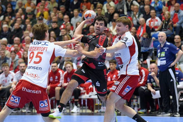 Erik Balenciaga (MT Melsungen 6) (am Ball), Pelle Segertoft (Fredericia HK 95), Kasper Palmar (Fredericia HK 91) (R) , GER, MT Melsungen - Fredericia HK (DEN), Handball, EHF European League Maenner, Play-Offs, Saison 2025 2026, 07.04.2026, GER, MT Melsungen - Fredericia HK, Handball, EHF Maenner, Play-Off, Saison 2025 2026, 07.04.2026 Kassel Copyright: xEibner-Pressefotox xRolandxSippex EP_RSL