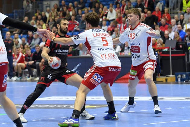 Mohamed Amine Darmoul (MT Melsungen 71) (am Ball), Kristian Huebert Larsen (Fredericia HK 5), Anders Kragh Martinusen (Fredericia HK 93) (R) , GER, MT Melsungen - Fredericia HK (DEN), Handball, EHF European League Maenner, Play-Offs, Saison 2025 2026, 07.04.2026, GER, MT Melsungen - Fredericia HK, Handball, EHF Maenner, Play-Off, Saison 2025 2026, 07.04.2026 Kassel Copyright: xEibner-Pressefotox xRolandxSippex EP_RSL