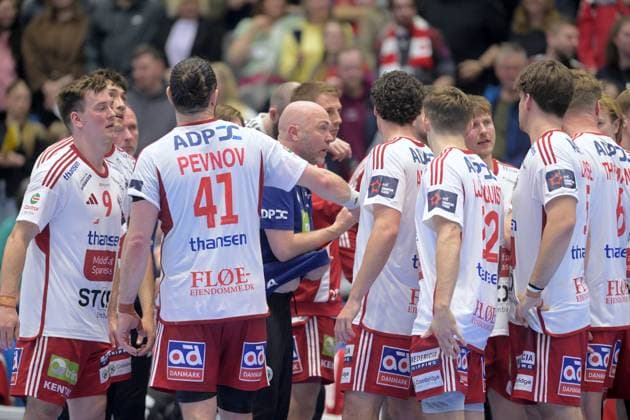 Jesper Houmark (Trainer, Coach Fredericia HK) in einer auszeit, Evgeni Pevnov (Fredericia HK 41), Martin Bisgaard (Fredericia HK 9) , GER, MT Melsungen - Fredericia HK (DEN), Handball, EHF European League Maenner, Play-Offs, Saison 2025 2026, 07.04.2026, GER, MT Melsungen - Fredericia HK, Handball, EHF Maenner, Play-Off, Saison 2025 2026, 07.04.2026 Kassel Copyright: xEibner-Pressefotox xRolandxSippelx EP_RSL