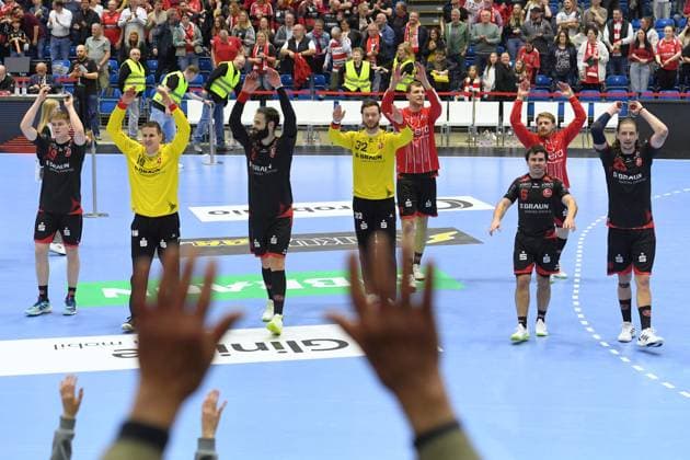 Sport Bilder des Tages #2 Jubel, Freude nach dem Sieg; Reynir Thor Stefansson (MT Melsungen 19), Nebojsa Simic (Torwart MT Melsungen 16), Ruben Marchan (MT Melsungen 2), Kristof Palasics (Torwart MT Melsungen 32), Erik Balenciaga (MT Melsungen 6), Olle Forsell Schefvert (MT Melsungen 25) (vorne, L-R) mit den Zuschauern , GER, MT Melsungen - Fredericia HK (DEN), Handball, EHF European League Maenner, Play-Offs, Saison 2025 2026, 07.04.2026, GER, MT Melsungen - Fredericia HK, Handball, EHF Maenner, Play-Off, Saison 2025 2026, 07.04.2026 Kassel Copyright: xEibner-Pressefotox xRolandxSippelx EP_RSL