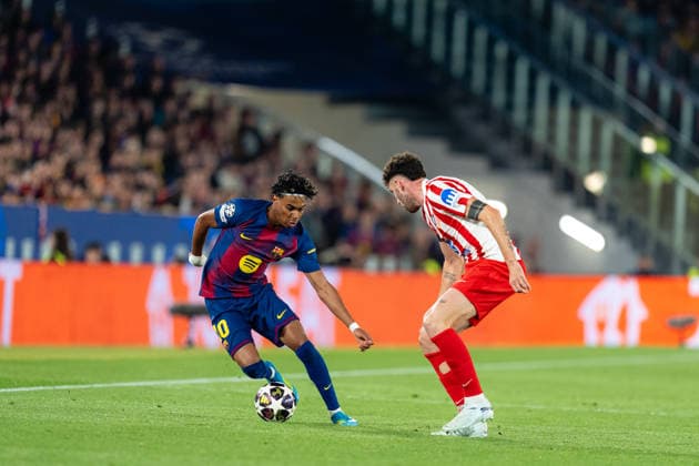 Football-Champions League-Quarte Final FC Barcelona, Barca v Atletico de Madrid in Barcelona, Spain. Barcelona, Spain, 8, April, 2026. FC Barcelona player (10) Lamine Yamal vies with Matteo Ruggeri (3) during Champions League match between FC Barcelona and Atletico de Madrid in Spotify Camp Nou Stadium, Barcelona, Spain, on April 8, 2026. Barcelona Spotify Camp Nou Stadium Barcelona Spain