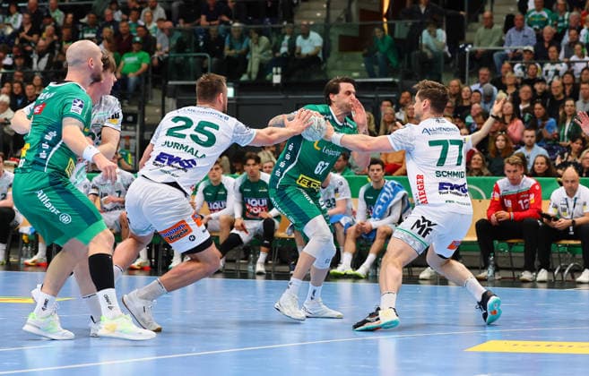 DHfK Leipzig - Goeppingen Handball Bundesliga Leipzig, 09.04.2026, QUARTERBACK ARENA, Spieltag 28, Handball Bundesliga , SC DHFK Leipzig vs. FRISCH AUF ! Göppingen , Im Bild v.l.: Ludvig Jurmala (25, Goeppingen), Dean Bombac ( 67, DHfK) und David Schmidt (77, Goeppingen) ,