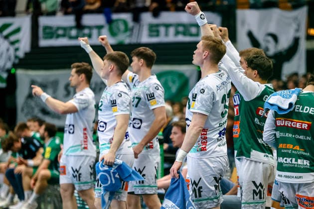 Wechselbank um Ymir Gislason (FRISCH AUF! Goeppingen, 33) Jubel, Torjubel, jubelt ueber Tor, SC DHfK Leipzig vs FRISCH AUF! Goeppingen, Handball, 1. Bundesliga, 28. Spieltag, Saison 2025 2026, 09.04.2026, SC DHfK Leipzig vs FRISCH AUF! Goeppingen, Handball, 1. Bundesliga, 28. Spieltag, Saison 2025 2026, 09.04.2026 Leipzig Copyright: xEibner-Pressefoto LauraxRoemerx EP_LRR