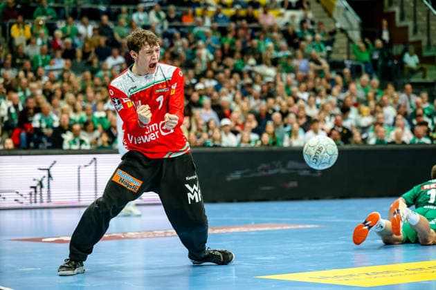 Julian Buchele (FRISCH AUF! Goeppingen, 01) jubelt ueber gehaltenen Ball, abgewehrt, gehalten, Torhueter , SC DHfK Leipzig vs FRISCH AUF! Goeppingen, Handball, 1. Bundesliga, 28. Spieltag, Saison 2025 2026, 09.04.2026, SC DHfK Leipzig vs FRISCH AUF! Goeppingen, Handball, 1. Bundesliga, 28. Spieltag, Saison 2025 2026, 09.04.2026 Leipzig Copyright: xEibner-Pressefoto LauraxRoemerx EP_LRR
