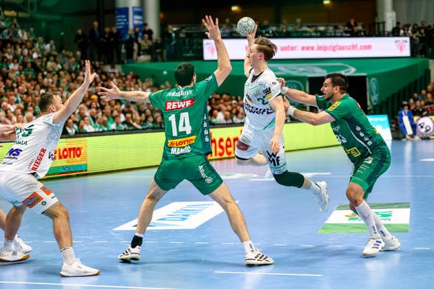 Ole Pregler (FRISCH AUF! Goeppingen, 23) spielt den Pass, Zweikampf, Duell, Kampf gegen Luka Rogan (SC DHfK Leipzig, 33) und Marko Mamic (SC DHfK Leipzig, 14), SC DHfK Leipzig vs FRISCH AUF! Goeppingen, Handball, 1. Bundesliga, 28. Spieltag, Saison 2025 2026, 09.04.2026, SC DHfK Leipzig vs FRISCH AUF! Goeppingen, Handball, 1. Bundesliga, 28. Spieltag, Saison 2025 2026, 09.04.2026 Leipzig Copyright: xEibner-Pressefoto LauraxRoemerx EP_LRR