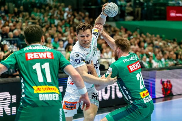 David Schmidt (FRISCH AUF! Goeppingen, 77) Zweikampf, Duell, Kampf am Ball gegen William Bogojevic (SC DHfK Leipzig, 20), SC DHfK Leipzig vs FRISCH AUF! Goeppingen, Handball, 1. Bundesliga, 28. Spieltag, Saison 2025 2026, 09.04.2026, SC DHfK Leipzig vs FRISCH AUF! Goeppingen, Handball, 1. Bundesliga, 28. Spieltag, Saison 2025 2026, 09.04.2026 Leipzig Copyright: xEibner-Pressefoto LauraxRoemerx EP_LRR