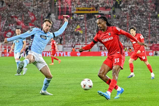 Jordy Makengo (SC Freiburg, 33) am Ball vor Oscar Mingueza (Celta Vigo, 03) GER, SC Freiburg - Celta Vigo, Fussball, Europa League, Viertelfinale, Saison 2025 2026, 09.04.2026 GER, SC Freiburg - Celta Vigo, Fussball, Europa League, Viertelfinale, Saison 2025 2026, 09.04.2026 Freiburg Copyright: xEibner-Pressefoto ThomasxHessx EP_THS