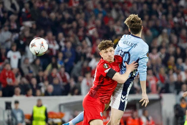 Philipp Treu (SC Freiburg, 29) und Williot Swedberg (Celta Vigo, 19) im Kampf um den Ball , Deutschland, Fussball, UEFA Europa League, Viertelfinale, 2025 2026, SC Freiburg vs. Celta Vigo, 09.04.2026, Freiburg im Breisgau Europa-Park Stadion (Stadion am Deutschland Copyright: xGrantxHubbsx