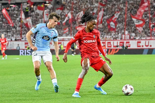 Javi Rodriguez (Celta Vigo, 32), Jordy Makengo (SC Freiburg, 33) am Ball. GER, SC Freiburg - Celta Vigo, Fussball, Europa League, Viertelfinale, Saison 2025 2026, 09.04.2026 GER, SC Freiburg - Celta Vigo, Fussball, Europa League, Viertelfinale, Saison 2025 2026, 09.04.2026 Freiburg Copyright: xEibner-Pressefoto ThomasxHessx EP_THS