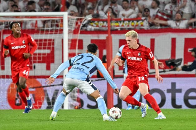 Hugo Sotelo (Celta Vigo, 22), Matthias Ginter (SC Freiburg, 28) am Ball. GER, SC Freiburg - Celta Vigo, Fussball, Europa League, Viertelfinale, Saison 2025 2026, 09.04.2026 GER, SC Freiburg - Celta Vigo, Fussball, Europa League, Viertelfinale, Saison 2025 2026, 09.04.2026 Freiburg Copyright: xEibner-Pressefoto ThomasxHessx EP_THS