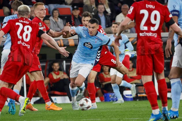 Ferran Jutgla (Celta Vigo, 09) und Maximilian Eggestein (SC Freiburg, 08) im Zweikampf , Deutschland, Fussball, UEFA Europa League, Viertelfinale, 2025 2026, SC Freiburg vs. Celta Vigo, 09.04.2026, Freiburg im Breisgau Europa-Park Stadion (Stadion am Deutschland Copyright: xGrantxHubbsx