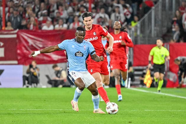 Joseph Aidoo (Celta Vigo, 04) mit Ball dahinter Igor Matanovic (SC Freiburg, 31) GER, SC Freiburg - Celta Vigo, Fussball, Europa League, Viertelfinale, Saison 2025 2026, 09.04.2026 GER, SC Freiburg - Celta Vigo, Fussball, Europa League, Viertelfinale, Saison 2025 2026, 09.04.2026 Freiburg Copyright: xEibner-Pressefoto ThomasxHessx EP_THS