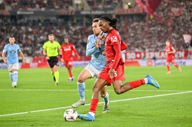 Oscar Mingueza (Celta Vigo, 03), Jordy Makengo (SC Freiburg, 33) mit Ball. GER, SC Freiburg - Celta Vigo, Fussball, Europa League, Viertelfinale, Saison 2025 2026, 09.04.2026 GER, SC Freiburg - Celta Vigo, Fussball, Europa League, Viertelfinale, Saison 2025 2026, 09.04.2026 Freiburg Copyright: xEibner-Pressefoto ThomasxHessx EP_THS