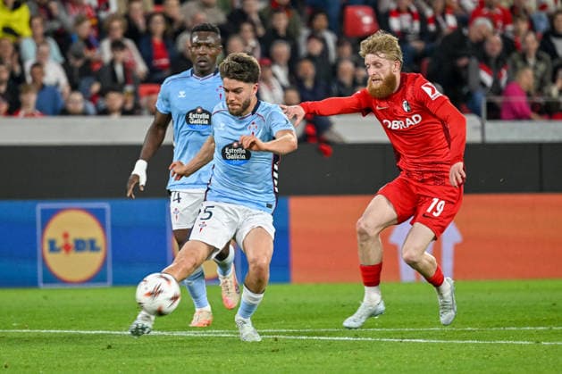 Sergio Carreira (Celta Vigo, 05) mit Ball., Niklas Beste (SC Freiburg, 19) GER, SC Freiburg - Celta Vigo, Fussball, Europa League, Viertelfinale, Saison 2025 2026, 09.04.2026 GER, SC Freiburg - Celta Vigo, Fussball, Europa League, Viertelfinale, Saison 2025 2026, 09.04.2026 Freiburg Copyright: xEibner-Pressefoto ThomasxHessx EP_THS