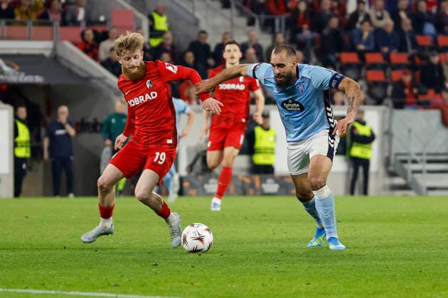 Niklas Beste (SC Freiburg, 19) und Borja Iglesias (Celta Vigo, 07) im Kampf um den Ball , Deutschland, Fussball, UEFA Europa League, Viertelfinale, 2025 2026, SC Freiburg vs. Celta Vigo, 09.04.2026, Freiburg im Breisgau Europa-Park Stadion (Stadion am Deutschland Copyright: xGrantxHubbsx