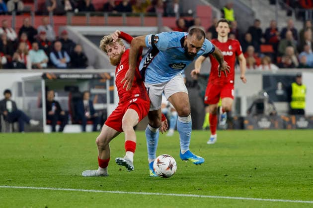 Niklas Beste (SC Freiburg, 19) und Borja Iglesias (Celta Vigo, 07) im Kampf um den Ball , Deutschland, Fussball, UEFA Europa League, Viertelfinale, 2025 2026, SC Freiburg vs. Celta Vigo, 09.04.2026, Freiburg im Breisgau Europa-Park Stadion (Stadion am Deutschland Copyright: xGrantxHubbsx