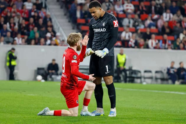 Niklas Beste (SC Freiburg, 19) und Noah Atubolu (SC Freiburg, 01) , Deutschland, Fussball, UEFA Europa League, Viertelfinale, 2025 2026, SC Freiburg vs. Celta Vigo, 09.04.2026, Freiburg im Breisgau Europa-Park Stadion (Stadion am Deutschland Copyright: xGrantxHubbsx