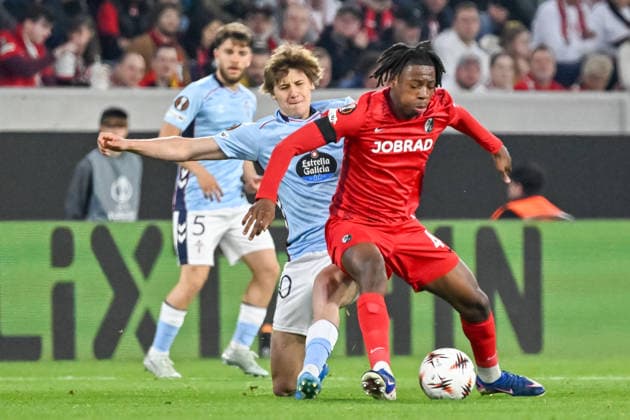 Fer Lopez (Celta Vigo, 30), Johan Manzambi (SC Freiburg, 44) im Duell. GER, SC Freiburg - Celta Vigo, Fussball, Europa League, Viertelfinale, Saison 2025 2026, 09.04.2026 GER, SC Freiburg - Celta Vigo, Fussball, Europa League, Viertelfinale, Saison 2025 2026, 09.04.2026 Freiburg Copyright: xEibner-Pressefoto ThomasxHessx EP_THS