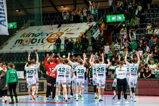Mannschaft um Elias Newel (FRISCH AUF! Goeppingen, 40) Jubel Freude nach dem Sieg mit den mitgereisten Fans, SC DHfK Leipzig vs FRISCH AUF! Goeppingen, Handball, 1. Bundesliga, 28. Spieltag, Saison 2025 2026, 09.04.2026, SC DHfK Leipzig vs FRISCH AUF! Goeppingen, Handball, 1. Bundesliga, 28. Spieltag, Saison 2025 2026, 09.04.2026 Leipzig Copyright: xEibner-Pressefoto LauraxRoemerx EP_LRR
