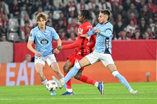 Johan Manzambi (SC Freiburg, 44), Ferran Jutgla (Celta Vigo, 09) GER, SC Freiburg - Celta Vigo, Fussball, Europa League, Viertelfinale, Saison 2025 2026, 09.04.2026 GER, SC Freiburg - Celta Vigo, Fussball, Europa League, Viertelfinale, Saison 2025 2026, 09.04.2026 Freiburg Copyright: xEibner-Pressefoto ThomasxHessx EP_THS