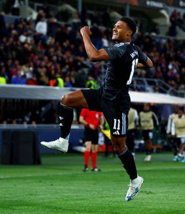 Ollie Watkins of Aston Villav celebrates scoring a goal after making the score 0-2. Bologna v Aston Villa, UEFA Europa League, Quarter Final, First Leg, Football, Renato Dall Ara Stadium, Bologna, Italy - 09 Apr 2026Bologna Renato Dall Ara Stadium Italy EDITORIAL USE ONLY No use with unauthorised audio, video, data, fixture lists, club league logos or live services. Online in-match use limited to 120 images, no video emulation. No use in betting, games or single club league player publications. Copyright: xJamesxMarsh Shutterstockx 16811867bp