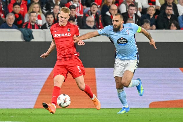 Philipp Lienhart (SC Freiburg, 03) mit Ball, Borja Iglesias (Celta Vigo, 07) GER, SC Freiburg - Celta Vigo, Fussball, Europa League, Viertelfinale, Saison 2025 2026, 09.04.2026 GER, SC Freiburg - Celta Vigo, Fussball, Europa League, Viertelfinale, Saison 2025 2026, 09.04.2026 Freiburg Copyright: xEibner-Pressefoto ThomasxHessx EP_THS