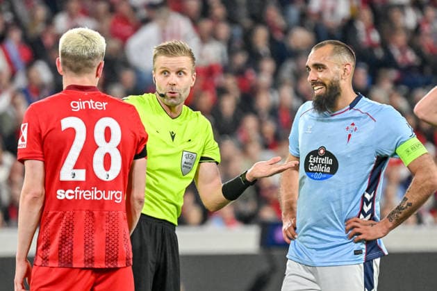 Matthias Ginter (SC Freiburg, 28), Gelnn Nyberg (Schiedsrichter), Borja Iglesias (Celta Vigo, 07) im Gespräch. GER, SC Freiburg - Celta Vigo, Fussball, Europa League, Viertelfinale, Saison 2025 2026, 09.04.2026 GER, SC Freiburg - Celta Vigo, Fussball, Europa League, Viertelfinale, Saison 2025 2026, 09.04.2026 Freiburg Copyright: xEibner-Pressefoto ThomasxHessx EP_THS
