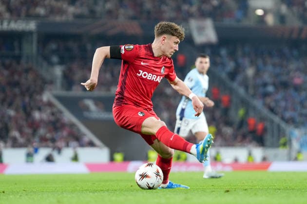 Philipp Treu (SC Freiburg, 29) am Ball , Deutschland, Fussball, UEFA Europa League, Viertelfinale, Hinspiel, 2025 2026, SC Freiburg vs. RC Celta de Vigo, 09.04.2026, Europa-Park Stadion, Freiburg, Deutschland Freiburg Europa-Park Stadion Baden-Württemberg Deutschland Copyright: xArnexAmbergx