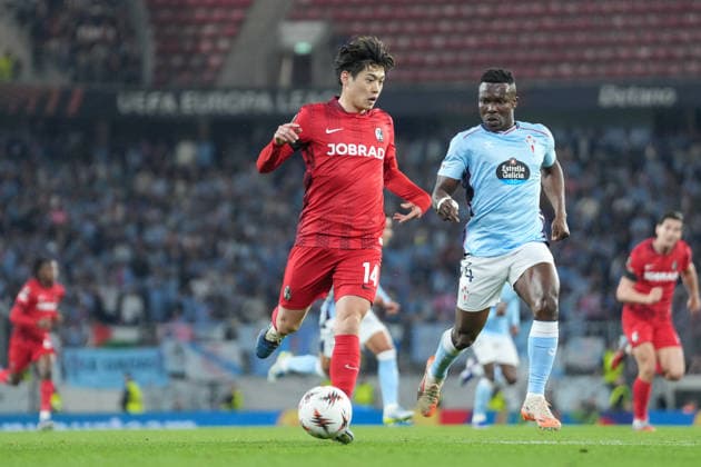 Yuito Suzuki (SC Freiburg, 14) im Zweikampf mit Joseph Aidoo (RC Celta de Vigo, 04) , Deutschland, Fussball, UEFA Europa League, Viertelfinale, Hinspiel, 2025 2026, SC Freiburg vs. RC Celta de Vigo, 09.04.2026, Europa-Park Stadion, Freiburg, Deutschland Freiburg Europa-Park Stadion Baden-Württemberg Deutschland Copyright: xArnexAmbergx