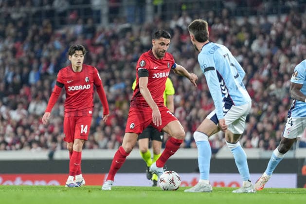 Vincenzo Grifo (SC Freiburg, 32) im Zweikampf mit Oscar Mingueza Oscar Mingueza (RC Celta de Vigo, 03) , Deutschland, Fussball, UEFA Europa League, Viertelfinale, Hinspiel, 2025 2026, SC Freiburg vs. RC Celta de Vigo, 09.04.2026, Europa-Park Stadion, Freiburg, Deutschland Freiburg Europa-Park Stadion Baden-Württemberg Deutschland Copyright: xArnexAmbergx