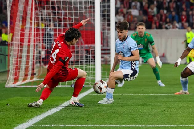 Yuito Suzuki (SC Freiburg, 14) und Sergio Carreira (Celta Vigo, 05) im Zweikampf , Deutschland, Fussball, UEFA Europa League, Viertelfinale, 2025 2026, SC Freiburg vs. Celta Vigo, 09.04.2026, Freiburg im Breisgau Europa-Park Stadion (Stadion am Deutschland Copyright: xGrantxHubbsx
