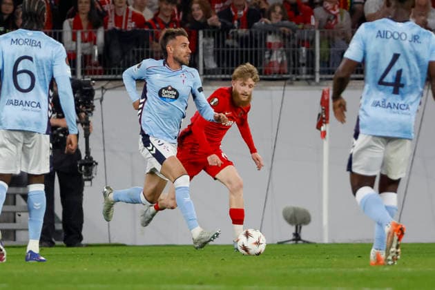Oscar Mingueza (Celta Vigo, 03) und Niklas Beste (SC Freiburg, 19) im Laufduell , Deutschland, Fussball, UEFA Europa League, Viertelfinale, 2025 2026, SC Freiburg vs. Celta Vigo, 09.04.2026, Freiburg im Breisgau Europa-Park Stadion (Stadion am Deutschland Copyright: xGrantxHubbsx