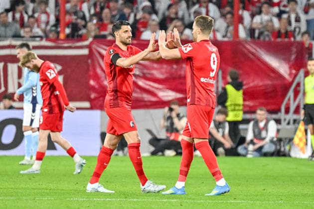 Vincenzo Grifo (SC Freiburg, 32) und Lucas Hoeler (SC Freiburg, 09) klatschen sich ab. GER, SC Freiburg - Celta Vigo, Fussball, Europa League, Viertelfinale, Saison 2025 2026, 09.04.2026 GER, SC Freiburg - Celta Vigo, Fussball, Europa League, Viertelfinale, Saison 2025 2026, 09.04.2026 Freiburg Copyright: xEibner-Pressefoto ThomasxHessx EP_THS