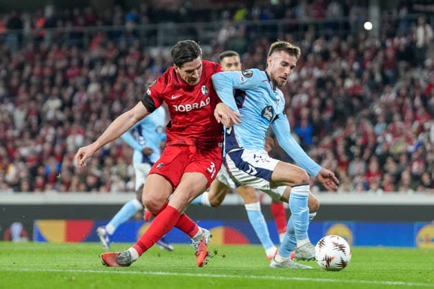Igor Matanovic (SC Freiburg, 31) im Zweikampf mit Oscar Mingueza Oscar Mingueza (RC Celta de Vigo, 03) , Deutschland, Fussball, UEFA Europa League, Viertelfinale, Hinspiel, 2025 2026, SC Freiburg vs. RC Celta de Vigo, 09.04.2026, Europa-Park Stadion, Freiburg, Deutschland Freiburg Europa-Park Stadion Baden-Württemberg Deutschland Copyright: xArnexAmbergx