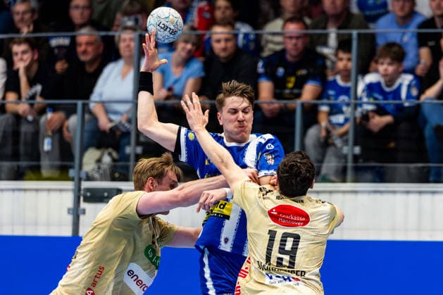 10.04.2026, GER, Handball, Maenner, Saison 25 26, Daikin 1.Bl, 28.Spieltag, ThSV Eisenach - TSV Hannover-Burgdorf Marian Michalczik (TSV Hannover-Burgdorf), Marius Steinhauser (TSV Hannover-Burgdorf), Oskar Joelsson (ThSV Eisenach,3) 99817 Eisenach Werner-Assmann-Halle Am Sportp Thueringen Deutschland