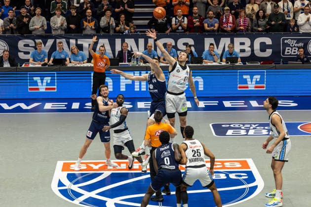 GER, easy-Credit Basketball-Bundesliga, Syntainics MBC - Veolia Towers Hamburg. 10.04.2026, Stadthalle, Weißenfels, GER, easy-Credit Basketball-Bundesliga, Syntainics MBC - Veolia Towers Hamburg. Tipp off, Jure Planinic (Syntainics MBC, 44), Niklas Wimberg (Veolia Towers Hamburg, 17) Â Foto Alexander Trienitz Weißenfels Stadthalle Sachsen-Anhalt Deutschland
